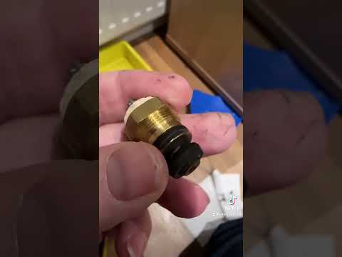 Why Do Thermostatic Valves Fail ? Leaking Radiator Valve #plumber #plumbing #tiktok #allenhart
